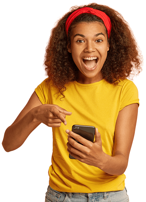 Home 4 Mulher usando celular para comparar empréstimos online